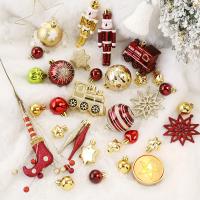 El plastico Árbol de Navidad colgando de la decoración, vino rojo,  trozo