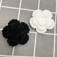Acryl Kleding ornament Handgemaakte Bloemen wit en zwart stuk
